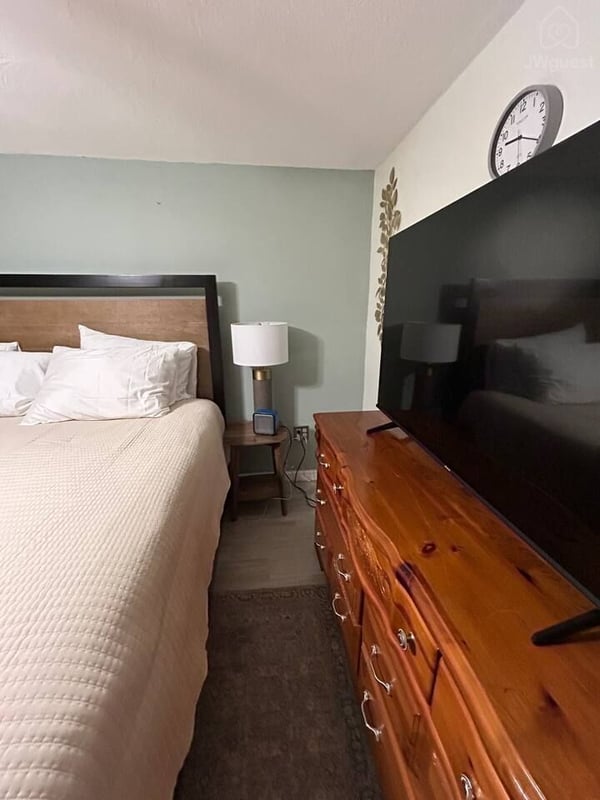 Immaculate one King bed apartment in North Versailles, Allegheny County, Pennsylvania — photo 27