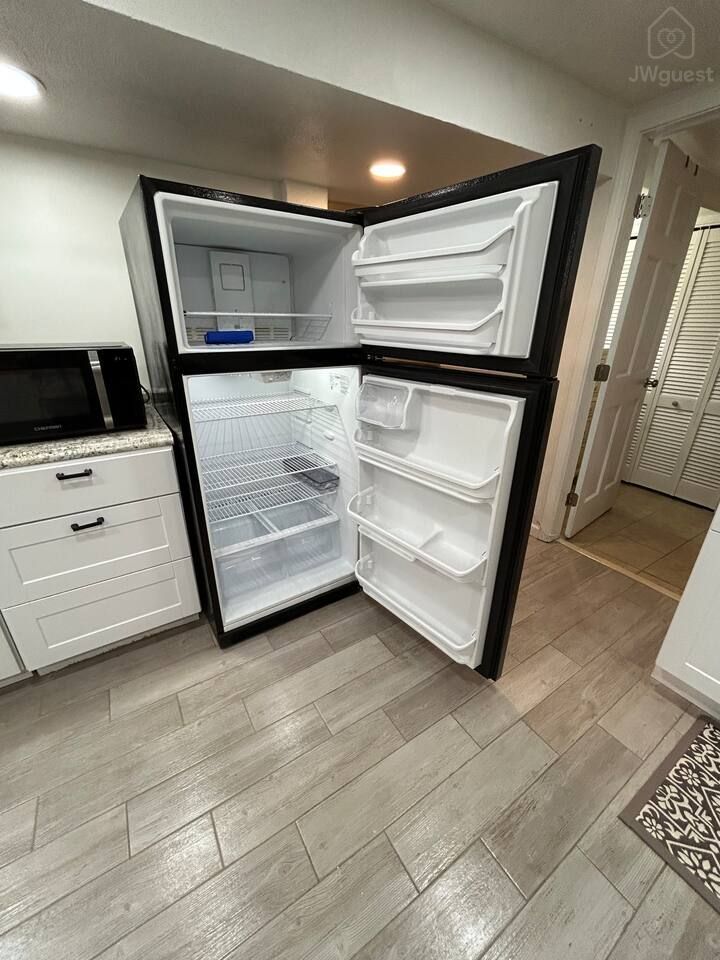 Immaculate one King bed apartment in North Versailles, Allegheny County, Pennsylvania — photo 13