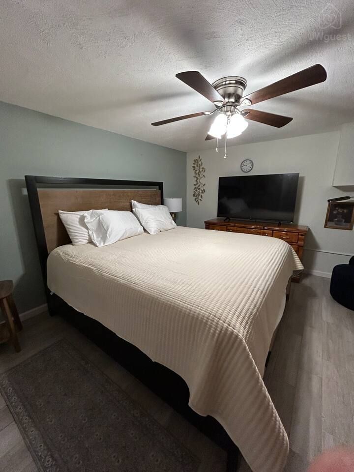 Immaculate one King bed apartment in North Versailles, Allegheny County, Pennsylvania — photo 4