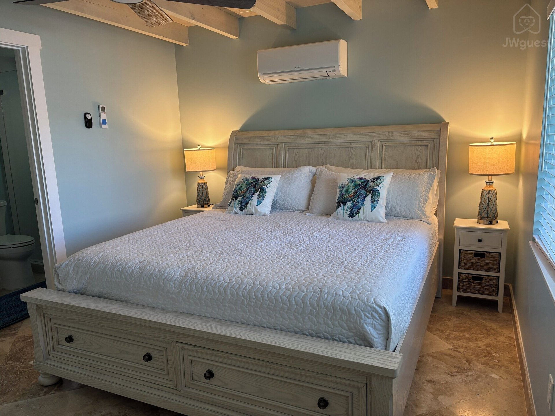 New Master Bedroom with king-size bed and en-suite bathroom. — Waterfront 3BR 3BA with 37 ft Dock Tiki Hut Access to Club Pool, Key Colony Beach, Florida