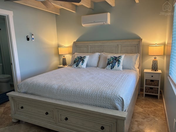 New Master Bedroom with king-size bed and en-suite bathroom. — Waterfront 3BR 3BA with 37 ft Dock Tiki Hut Access to Club Pool, Key Colony Beach, Florida