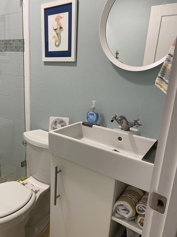 Master Bathroom — Waterfront 3BR 3BA with 37 ft Dock Tiki Hut Access to Club Pool, Key Colony Beach, Florida