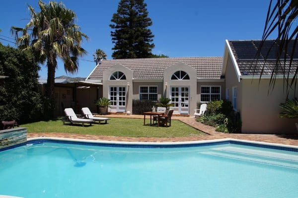 The 2 Studios with garden and pool — Wonderful Studio Apartment between 2 Oceans #2, Cape Town, Western Cape