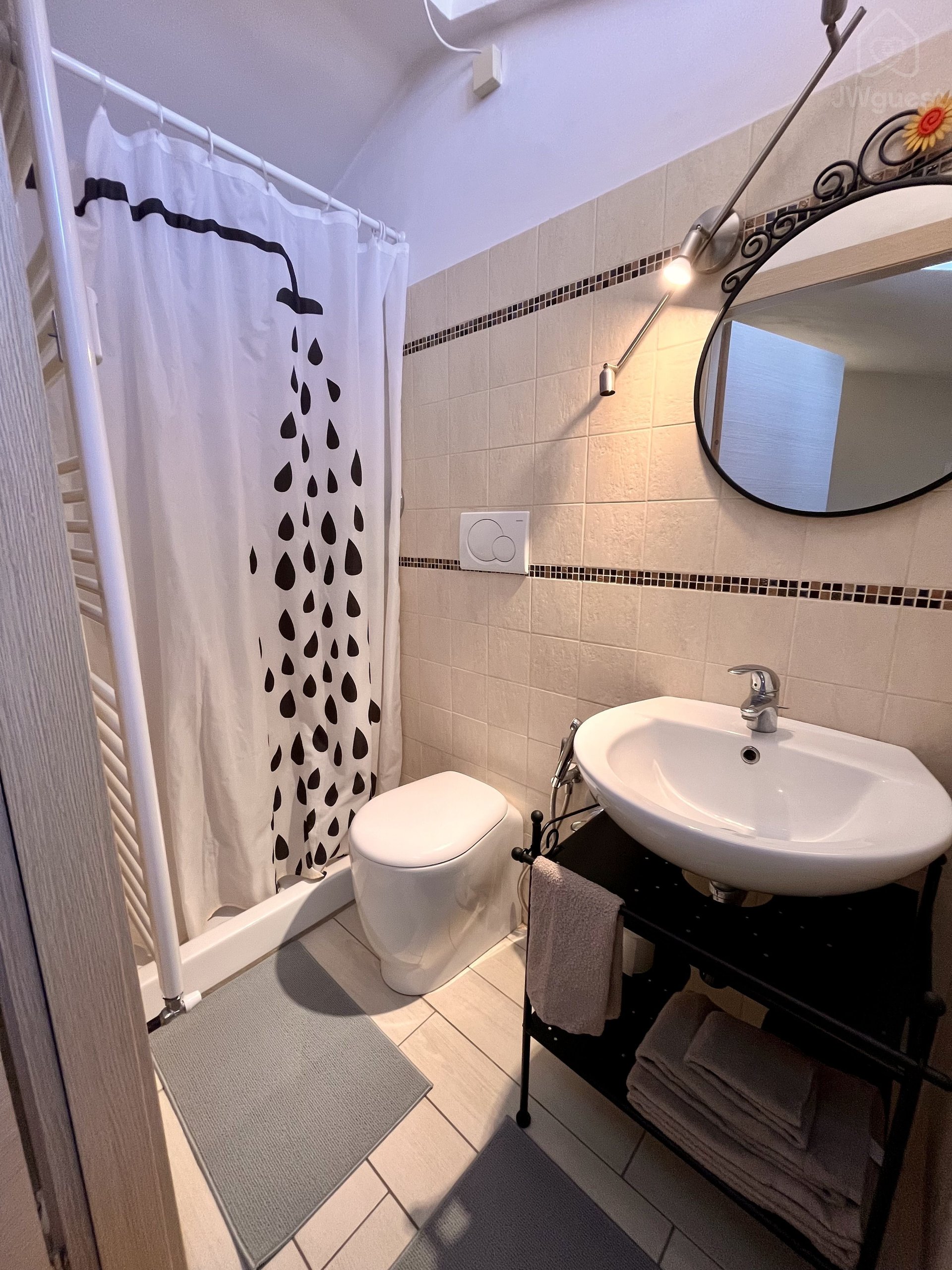 Private in-room full bathroom with shower — Cozy Attic Apartment Kingdom Hall & Tram Stop and City Center, Firenze, Toscana