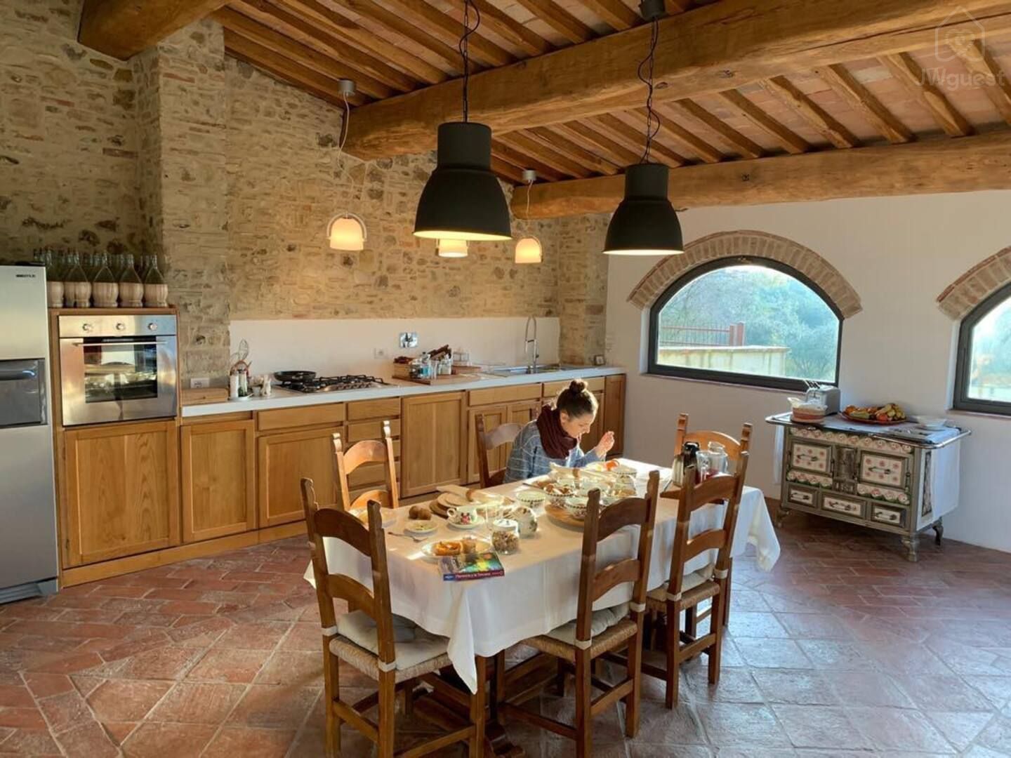 Shared Kitchen and breakfast table. — The Barn under the Tuscan countryside, Tavarnelle, Toscana