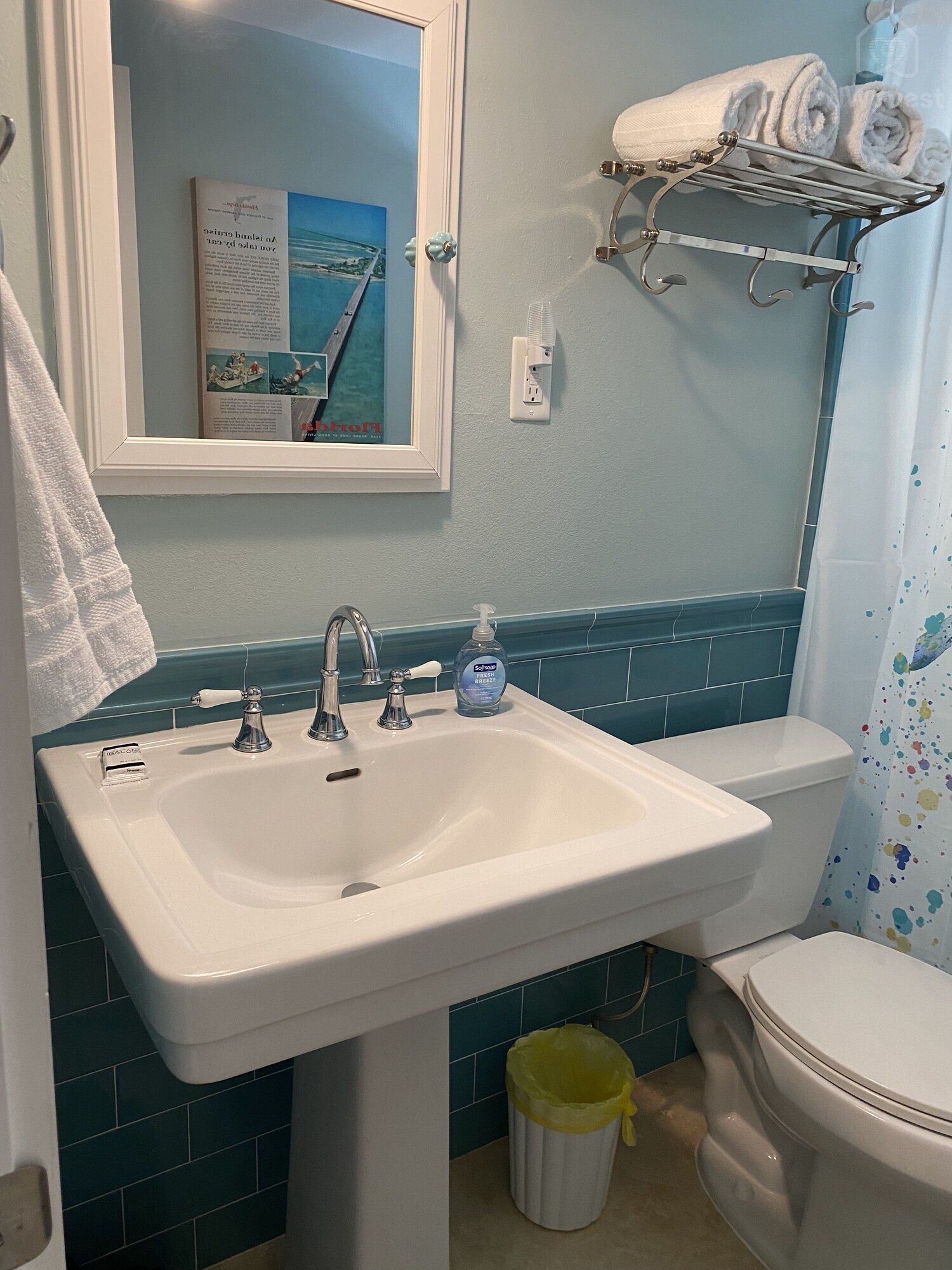 Guest Bathroom — Waterfront 3BR 3BA with 37 ft Dock Tiki Hut Access to Club Pool, Key Colony Beach, Florida