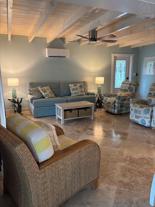Living area — Waterfront 3BR 3BA with 37 ft Dock Tiki Hut Access to Club Pool, Key Colony Beach, Florida