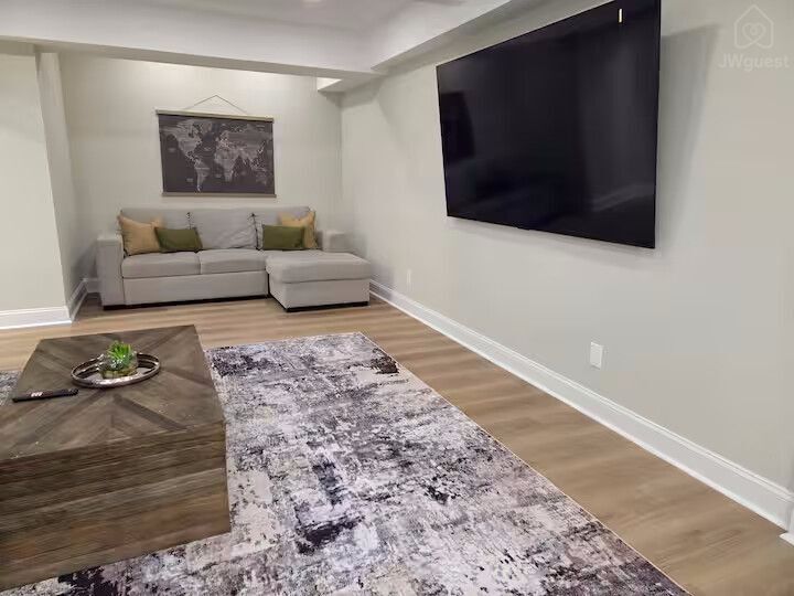 Couch pulls out to a full size bed. Enjoy the 85 inch smart TV with subscriptions to Hulu, Disney+, Netflix & HBO Max. — New Modern 1 Bdr Apt 20 minutes from Atl airport, Sharpsburg, Georgia