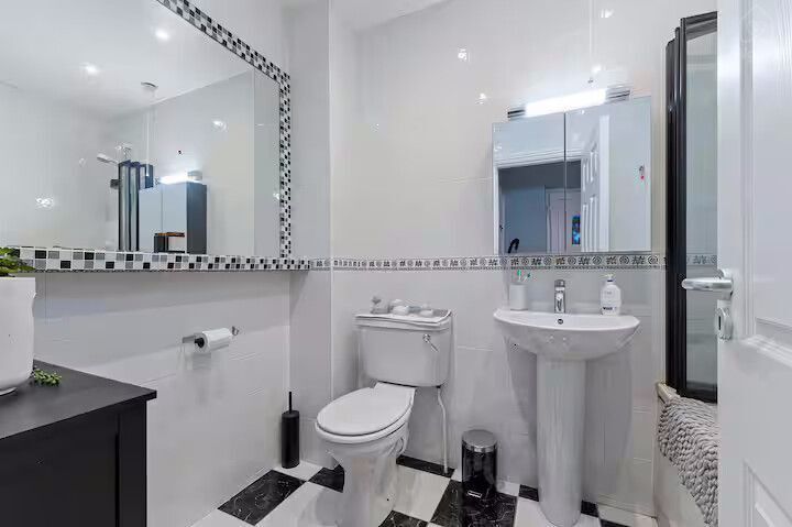 Modern King Room Coastal Walks in Galway City, Galway, County Galway — photo 7
