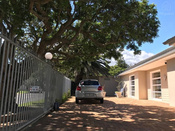 Secure parking on the fully fenced property — Wonderful Studio Apartment between 2 Oceans #2, Cape Town, Western Cape