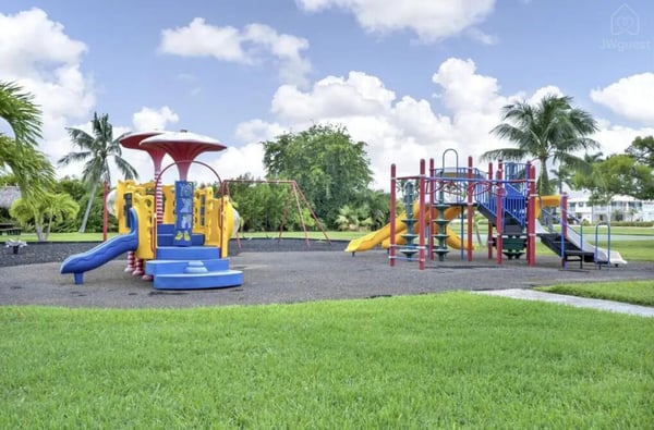 Key Colony Beach Playground — Waterfront 3BR 3BA with 37 ft Dock Tiki Hut Access to Club Pool, Key Colony Beach, Florida